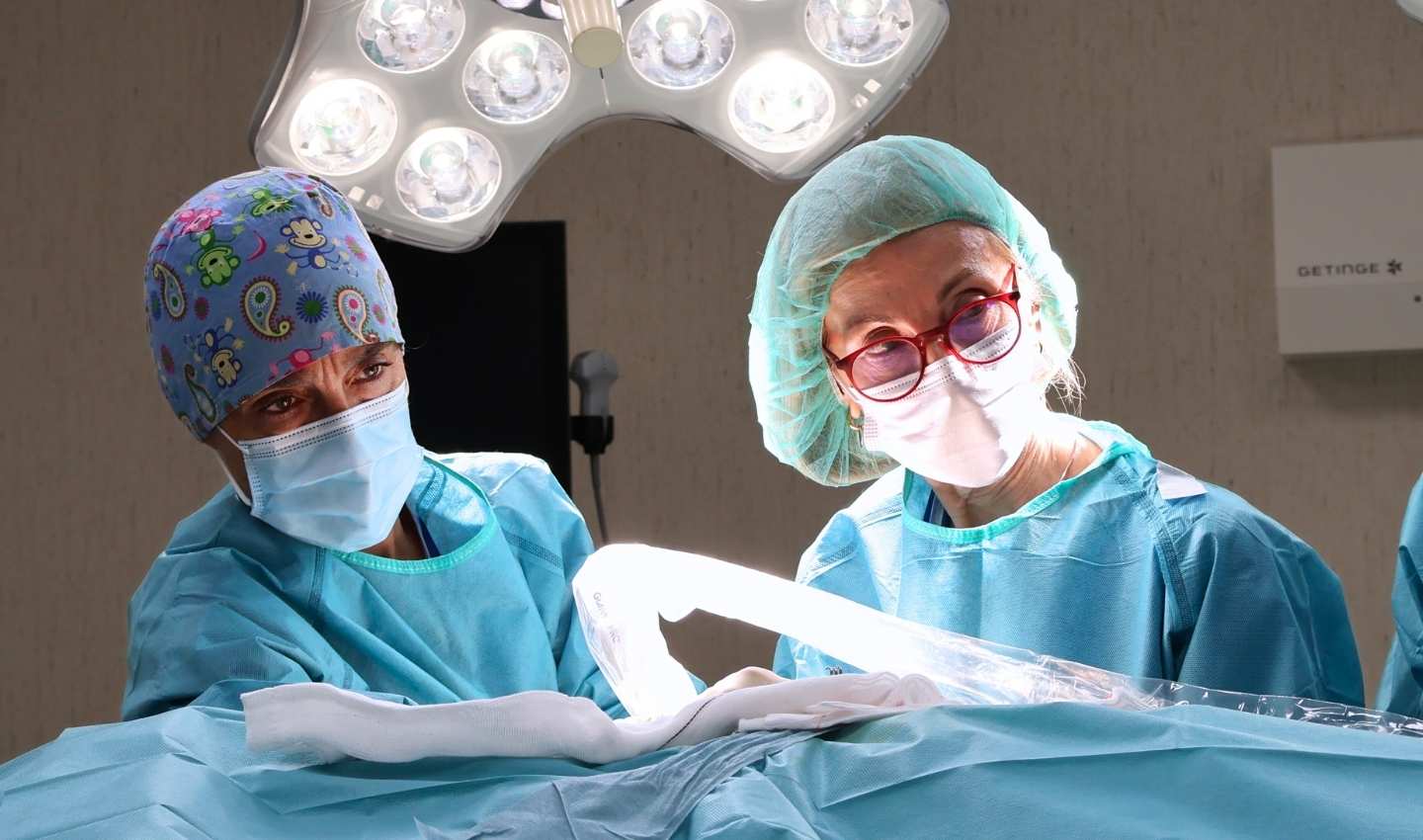 dra suarez y dra melia durante cirucia de cancer de mama