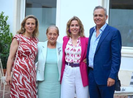 Las doctoras Marta Sánchez y Mercedes Cuesta con Ana Vega-Penichet y el doctor Manuel Conde.